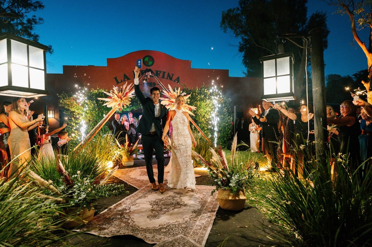 Los novios entrando a la ceremonia con La Delfina de fondo