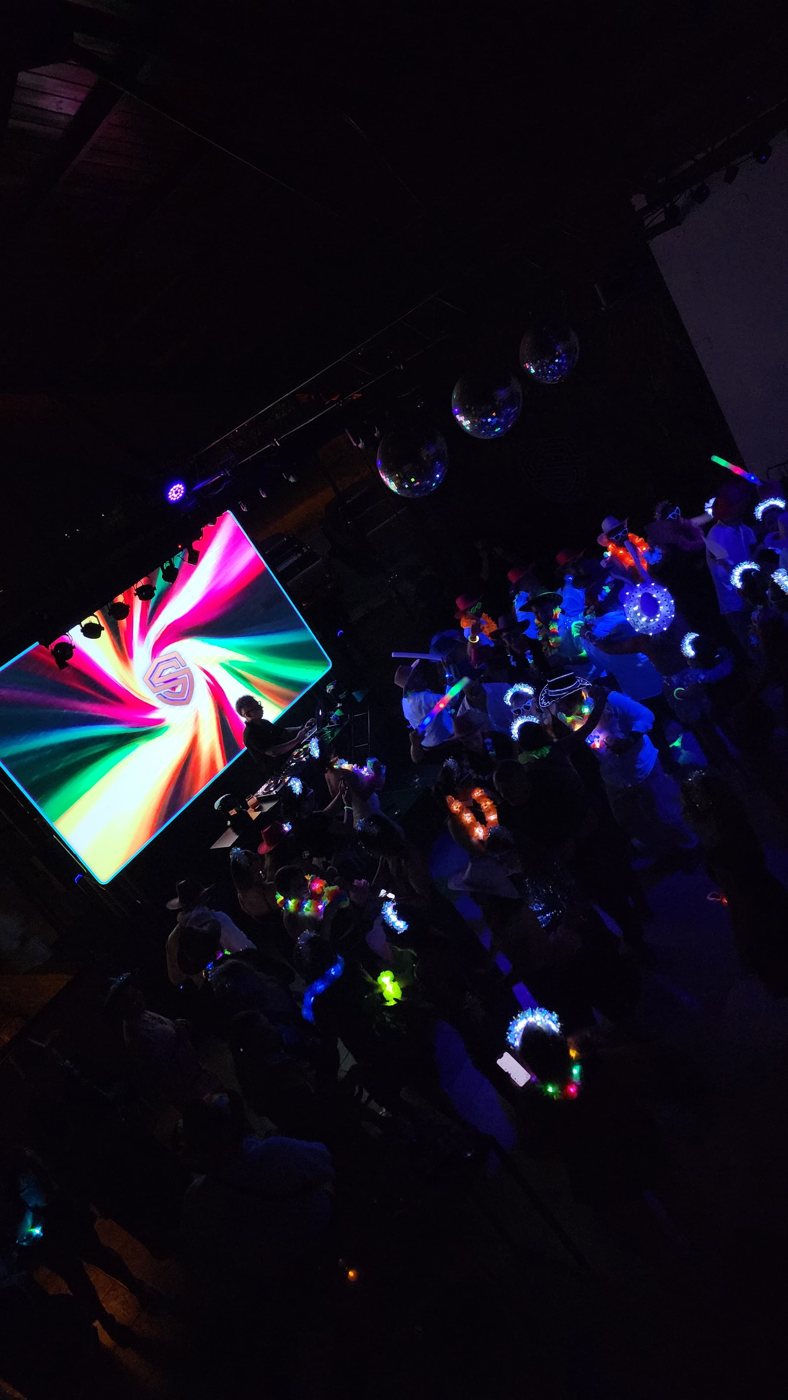 Invitados bailando con el DJ en una fiesta corporativa