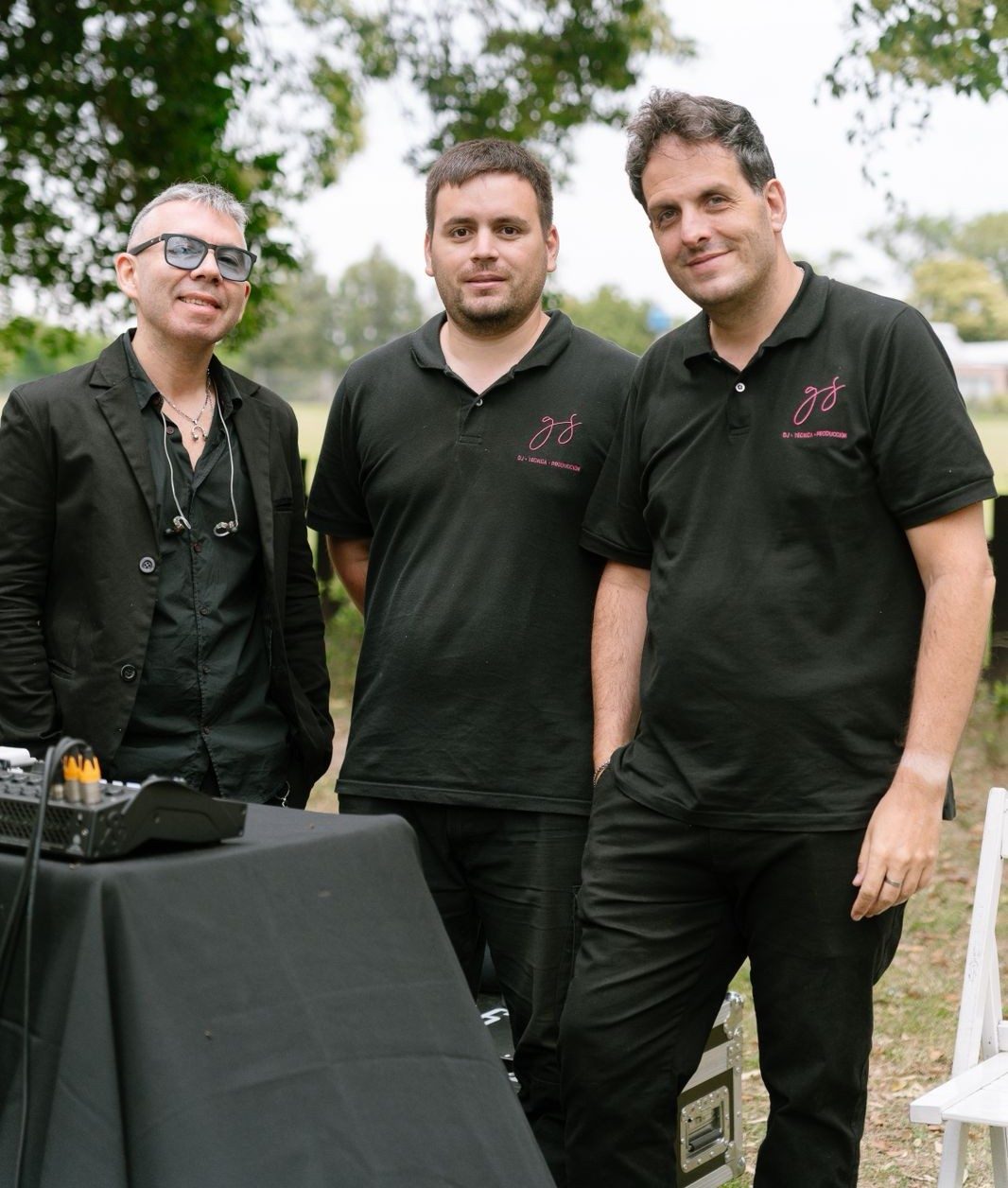 Parte del equipo de GS Técnica junto a la cabina de DJ en un evento