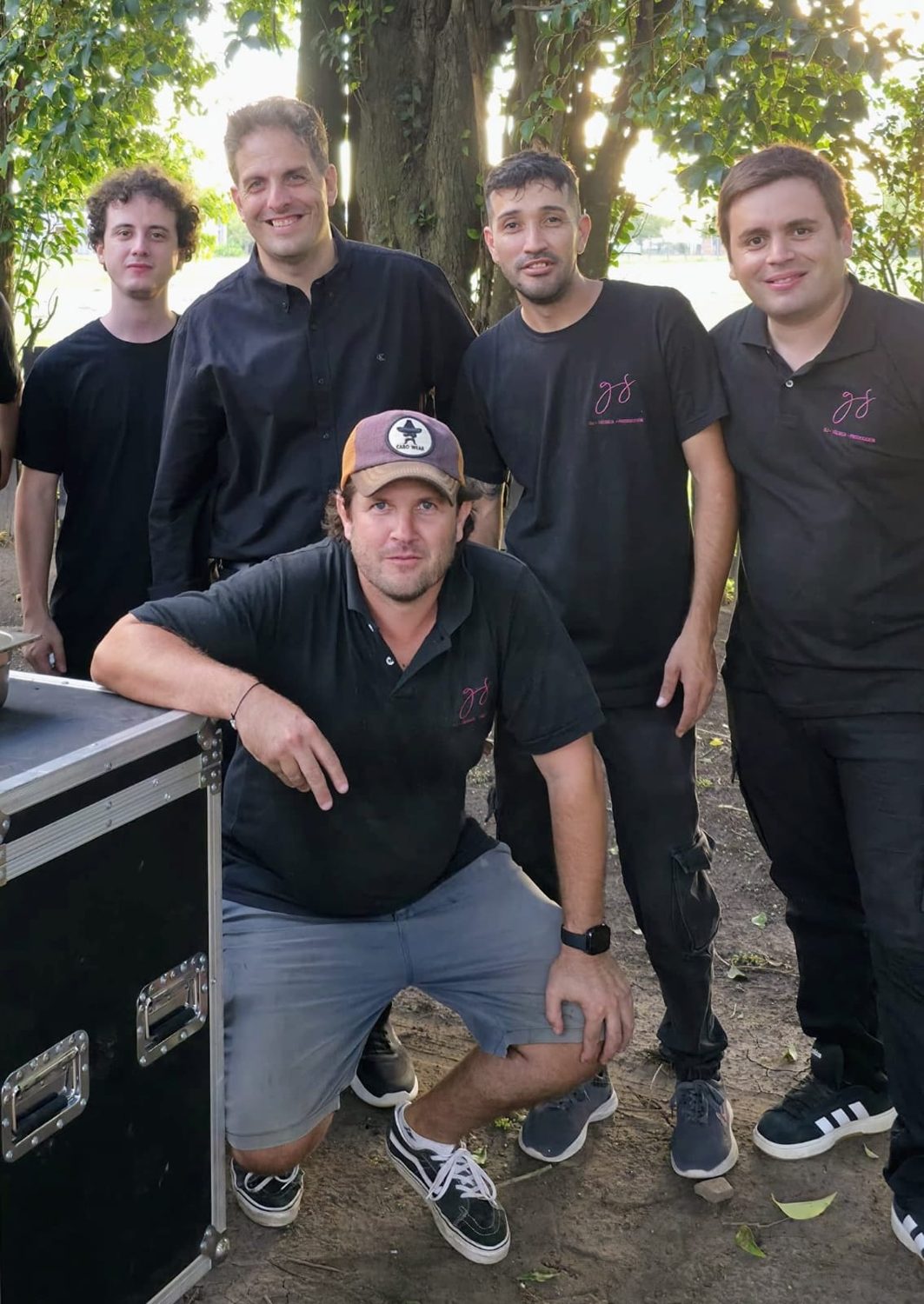 Parte del equipo de GS Técnica junto al equipamiento en un evento al aire libre