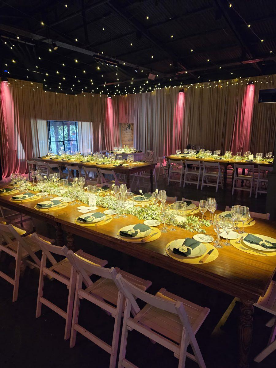 Mesas de cena de boda con iluminación cálida y elegante