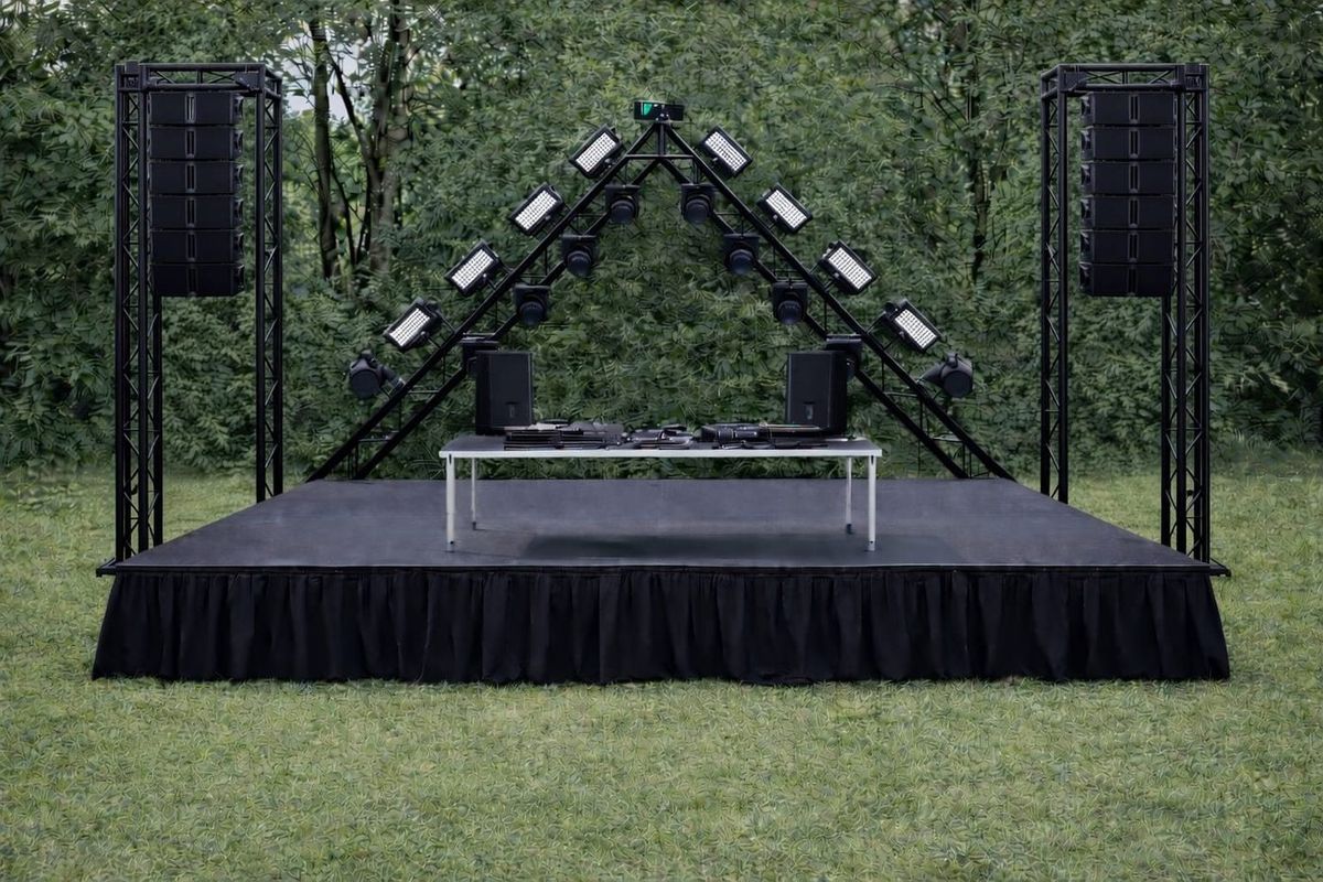 Render de dise&ntilde;o de la cabina de DJ y el escenario con torres de truss, line array y luces