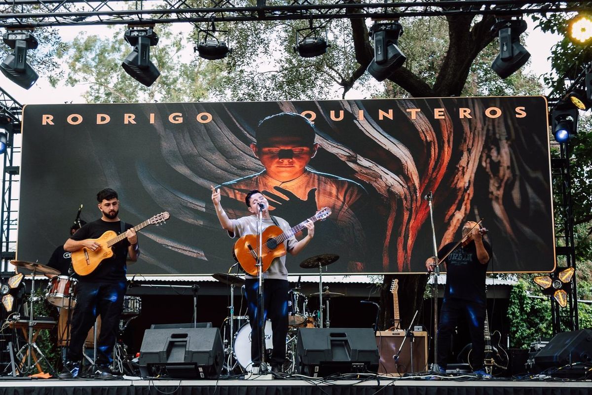 Escenario con pantalla LED y estructura de truss montado al aire libre en La Delfina, de d&iacute;a