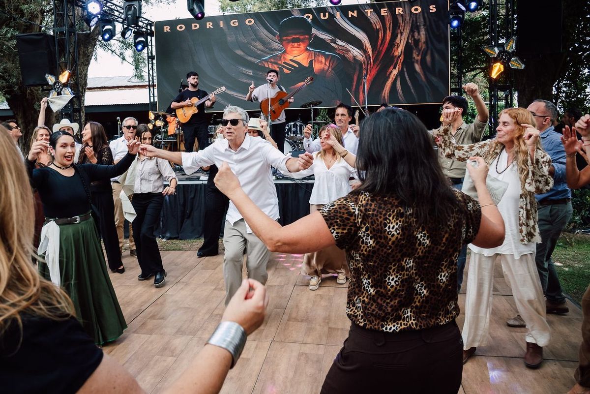 Invitados bailando chacarera en la pista frente al escenario de d&iacute;a