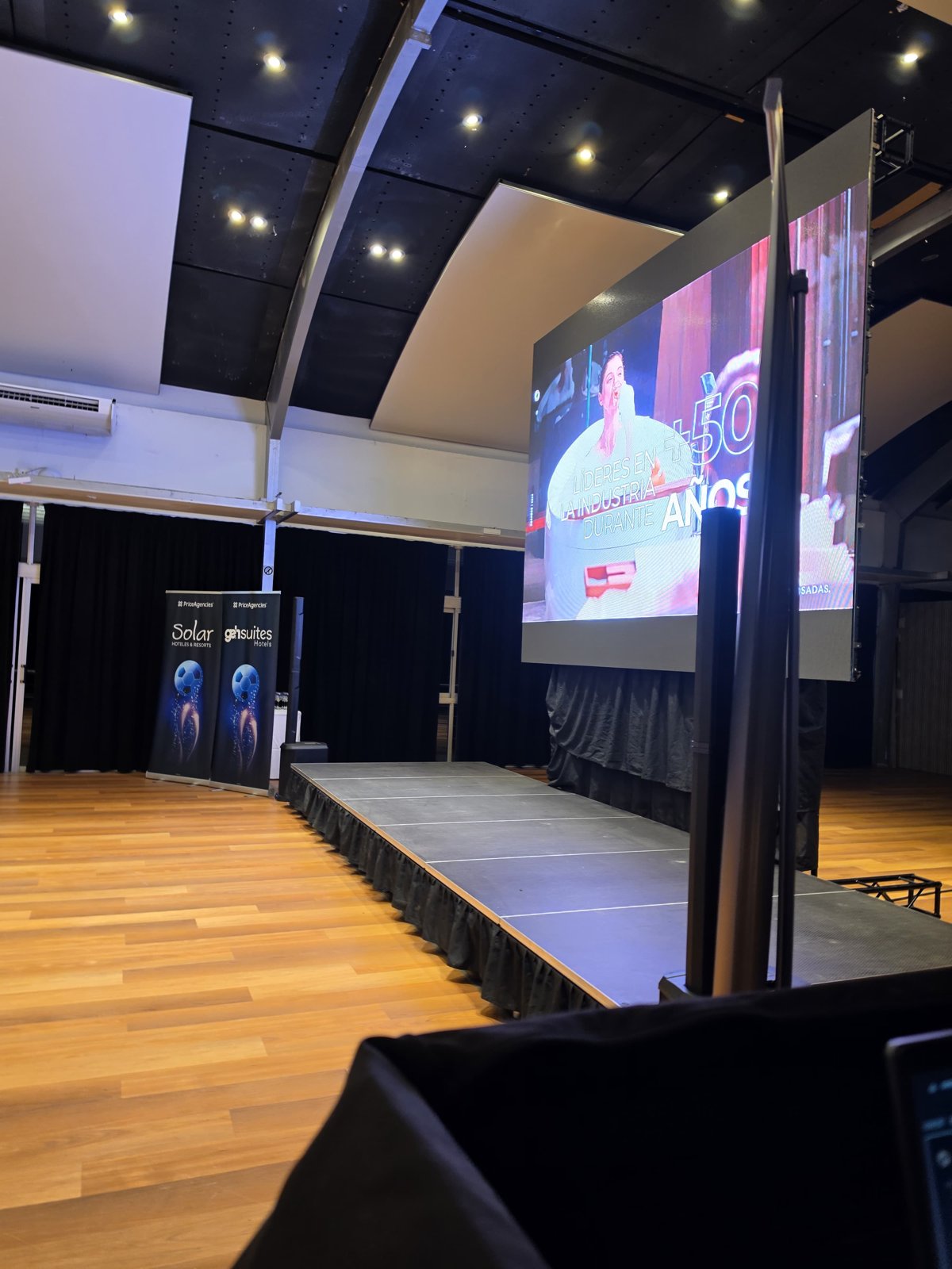 Pantalla LED gigante mostrando contenido durante el evento