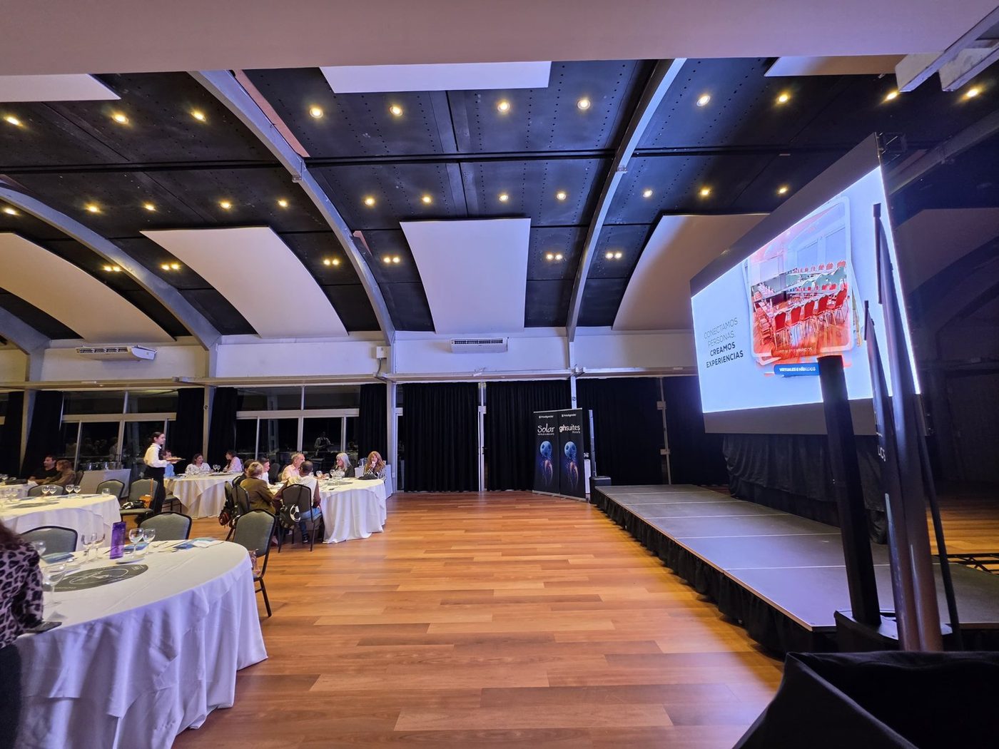 Pasarela y pantalla LED gigante montadas en el salón Terrazas