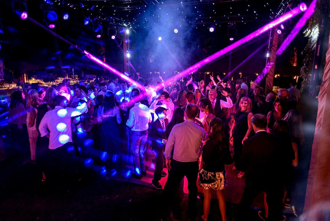 Pista de baile al aire libre iluminada en una boda