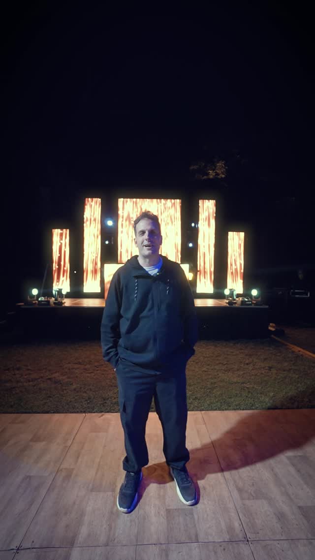Boda al aire libre con cena en carpa e iluminación cálida
