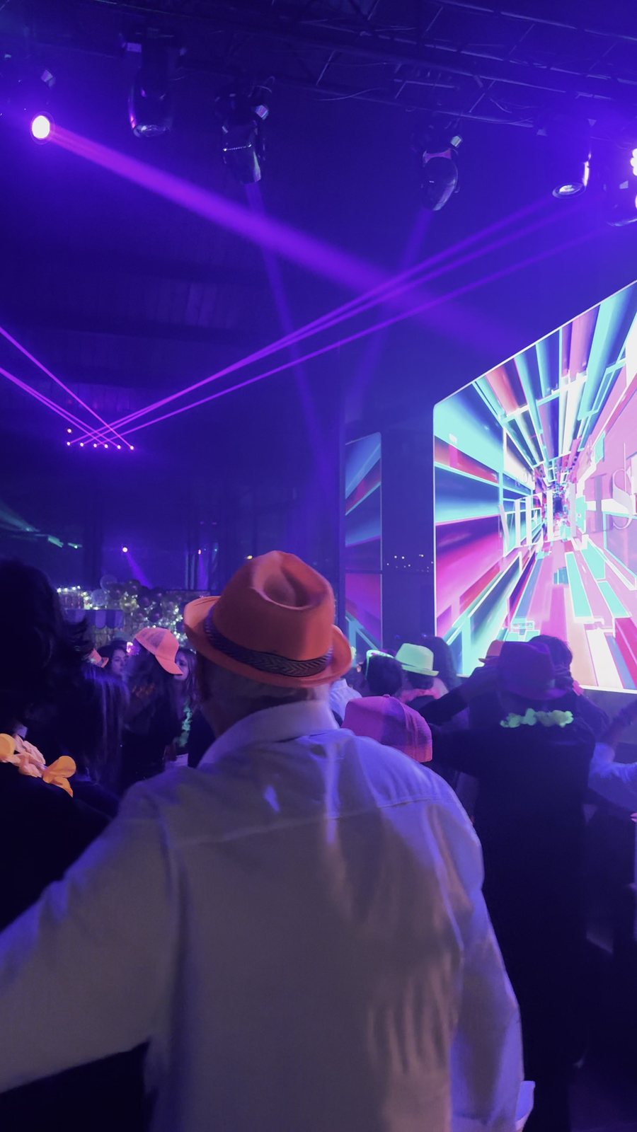 Pista de baile a pleno con barrales l&aacute;ser y pantalla LED encendida