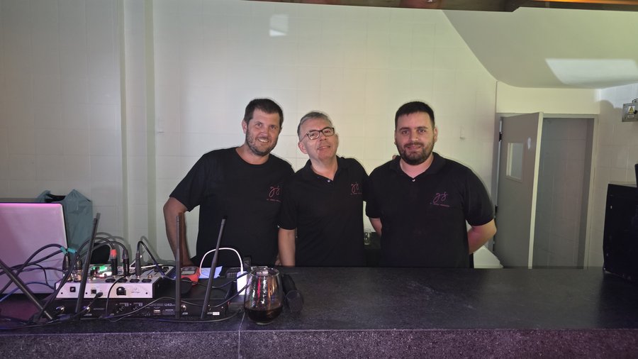 El equipo operando el sonido durante un evento